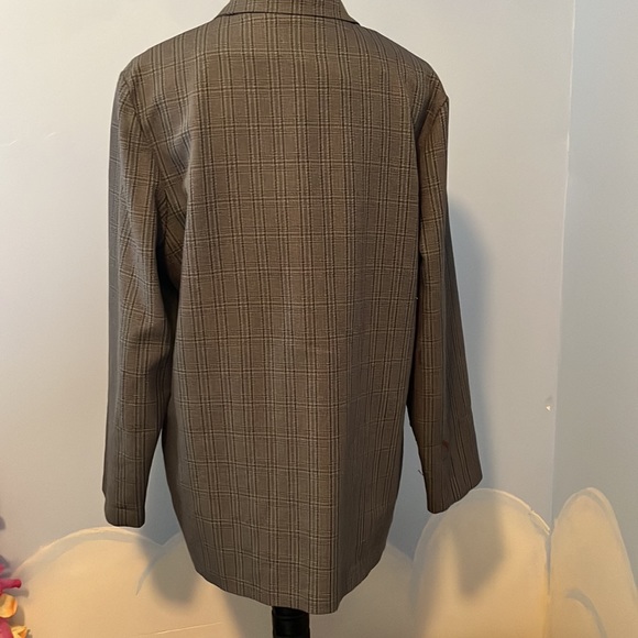 Alfred Dunner Women’s gray/purple plaid design, missing 1 button size 14,$13 - Picture 5 of 7